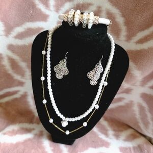 Elegant Pearl and Gold Jewelry Set